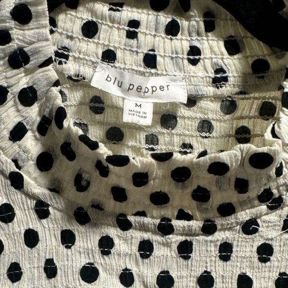 Like New Blu Pepper Women’s Smocked Long Sleeve Blouse Size Medium - Picture 6 of 6